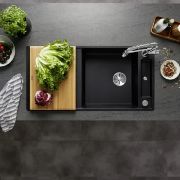 Zwarte spoelbak op een keukenblad
